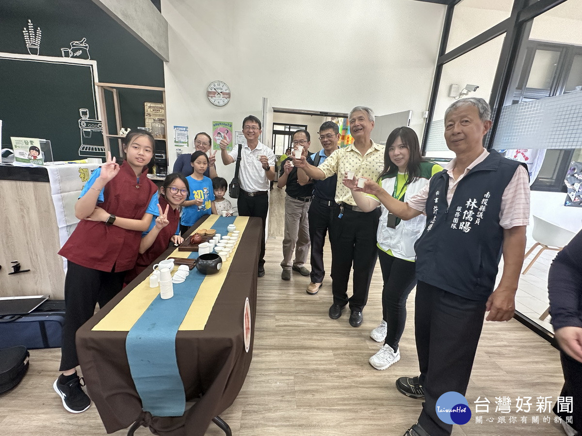 初鄉國小學童司茶請來賓品茗。（記者扶小萍攝）