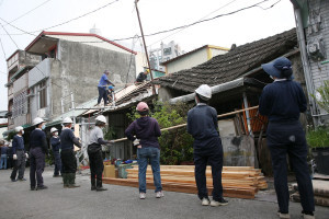 慈濟志工出動為林家整修房屋。（慈濟草屯服務處提供）