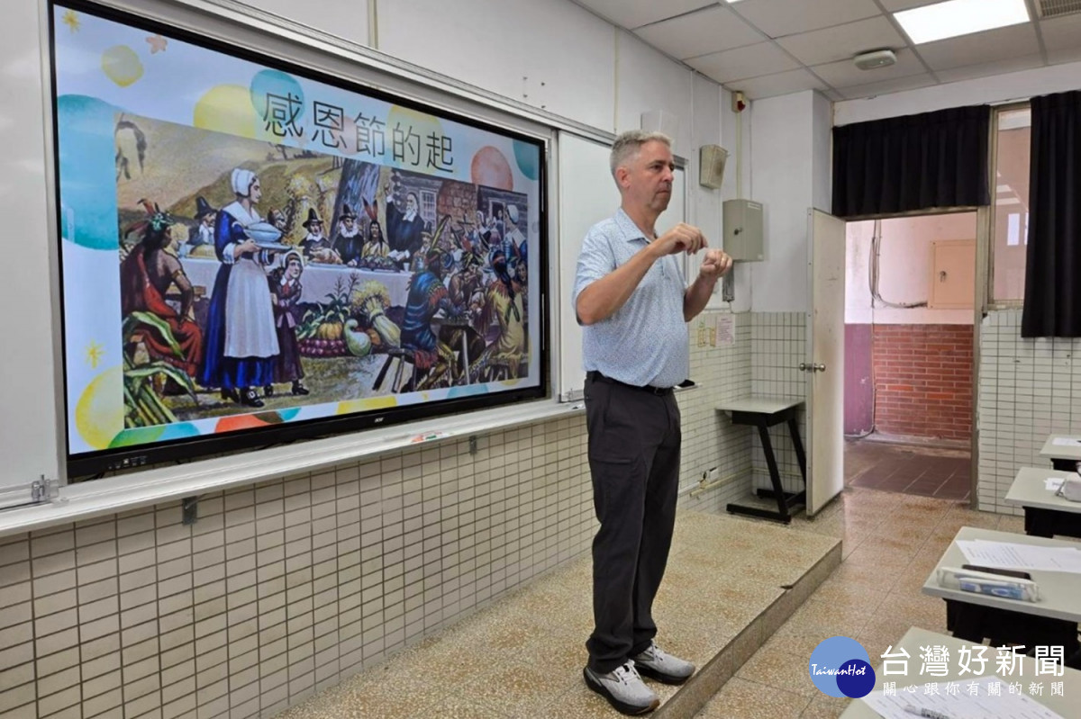 台中市國際團契牧師陳明晰（Todd Blackhurst），帶領來自美國的參訪人士入班交流時，說明口語練習主題為認識感恩節等節慶文化。