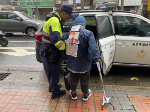 失智翁姓名隨身貼，警助順利送回家。