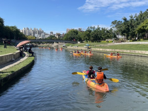 參加者在康橋河域體驗雙人輕艇，度過浪漫的週末水上時光