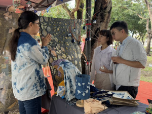 「愛在山林」展出今年與文創輔導中心共同開發的藍染桌燈/陳致愷翻攝