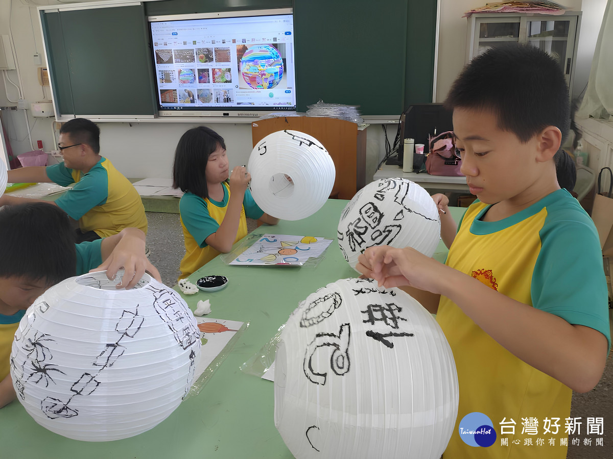 學生以星雲大師新年賀詞「向前有路光明在望」為創作主題。圖／記者鄧富珍攝