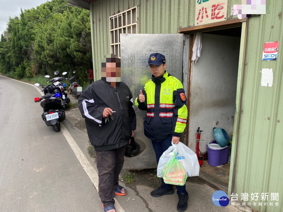 鍾姓老翁騎車自摔，警方立即通知救護車到場協助送醫同時協助其返家。