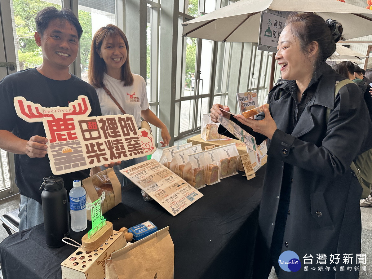 雲林縣鹿窯柴燒窯烤業者參與好農市集展。（記者扶小萍攝）