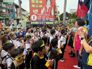 小朋友祈福踩街活動。林重鎣