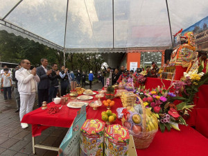 北港朝天宮媽祖蒞臨台北大直薇閣精品旅館停駕賜福，和遠集團總裁陳振豐與信仲喜迎媽祖。