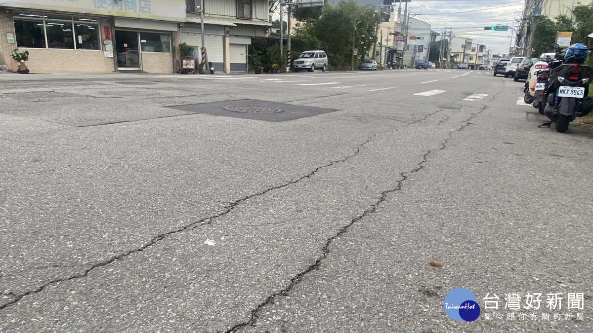 中89線豐興路遭重車輾壓，致路基塌陷、龜裂，沿路數十處挖補。