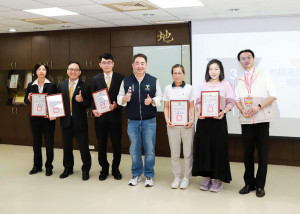 誠實房仲，全面反詐！永慶房屋推廣「地籍異動即時通」服務，獲臺北市政府地政局局長陳信良(中)頒發感謝狀。