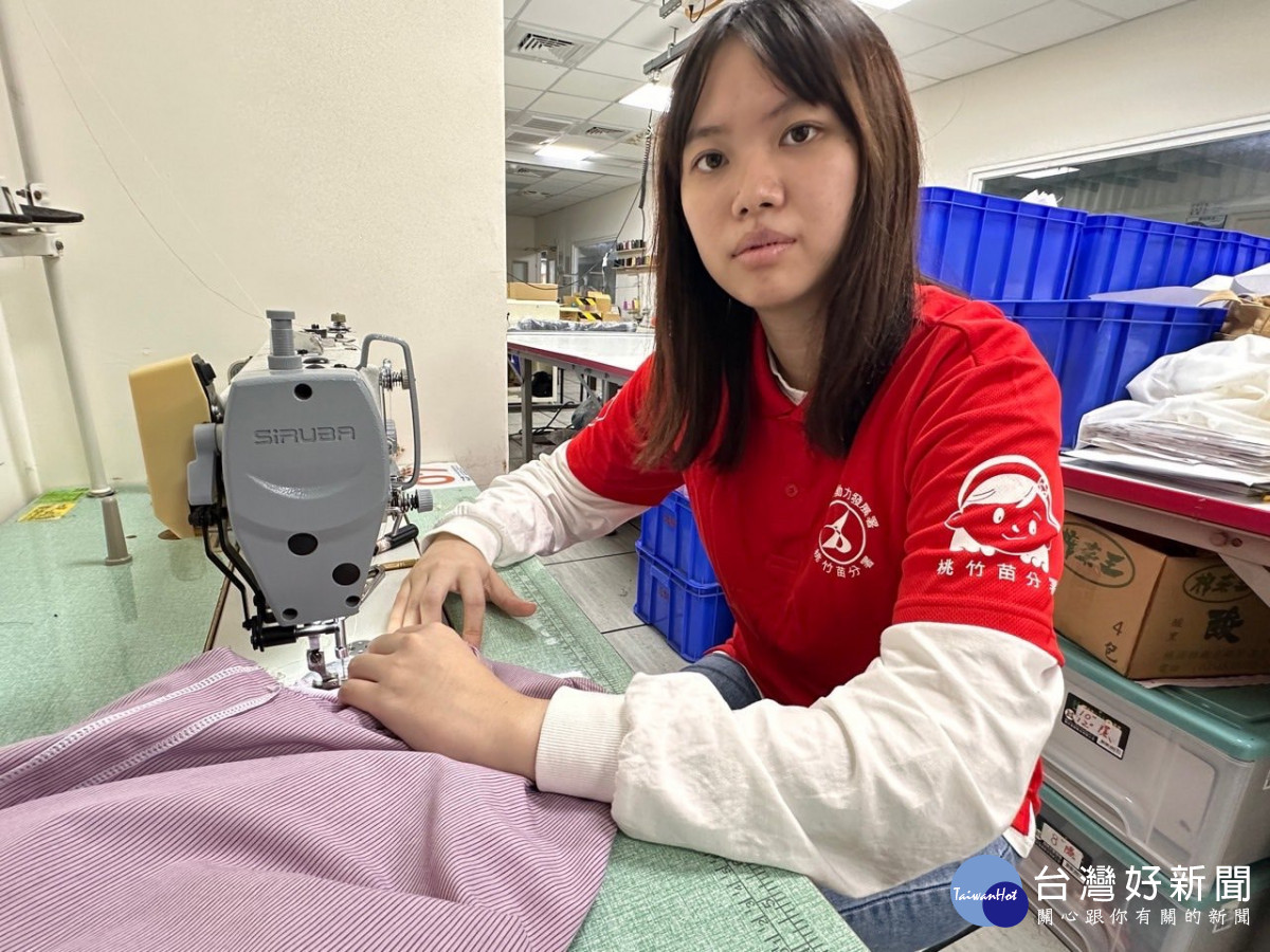 桃竹苗分署服裝班學員彭如瑩車禍術後重生，苦練服裝技能順利考取服裝乙丙級證照，立志成為服裝樣品師。