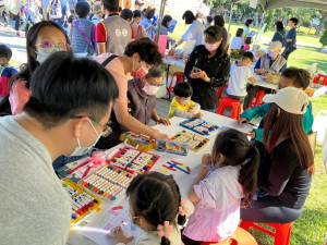 全家總動員一起參加市集活動