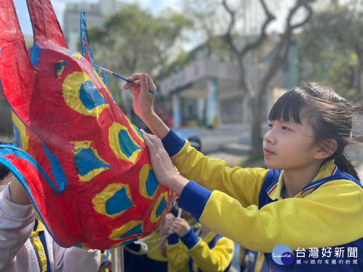 公埔國小學生通力合作手做公埔龍騎士