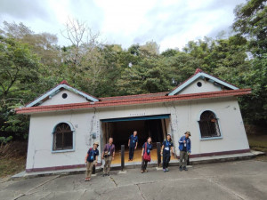 日本栗駒山麓地質公園五年後再訪九份二山-締結妹妹園區五年，日方久別再訪九份二山傾斜屋。(圖/農村水保署南投分署)