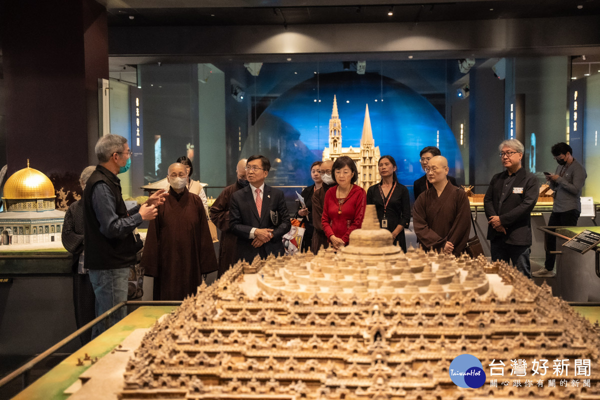 「漢先生畫重點：從漢先生的視角看建築」特展開幕，由世界宗教博物館觀眾推服組主任王震寰（左一）為博物館理事導覽。（圖由世界宗教博物館提供）