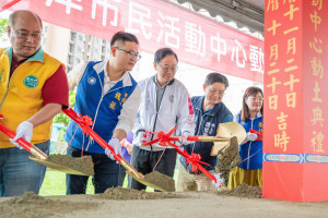 張市長及來賓執鏟動土。