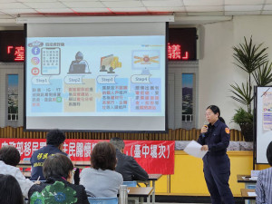 臺中市政府警察局犯罪預防科警務正周宜禾揭露金融詐騙手法及案例。