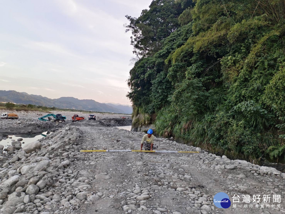 八寶圳取水口土堤遭風雨沖毀。