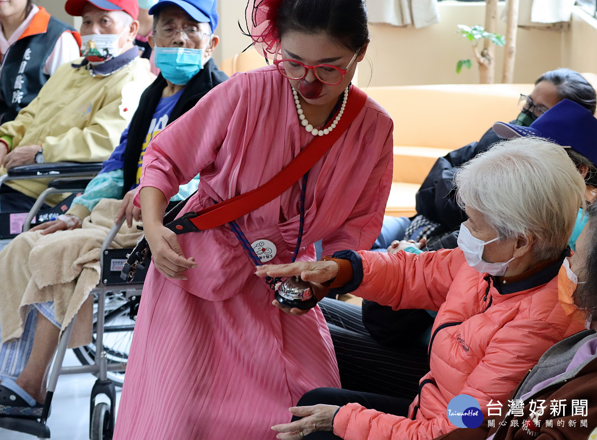 紅鼻子醫師幽默療法登場　部桃帶領失智長者擁抱笑聲與希望