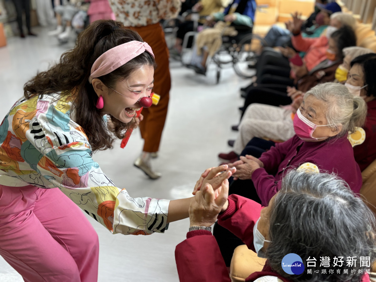 紅鼻子醫師幽默療法登場　部桃帶領失智長者擁抱笑聲與希望 台灣好新聞 第3張