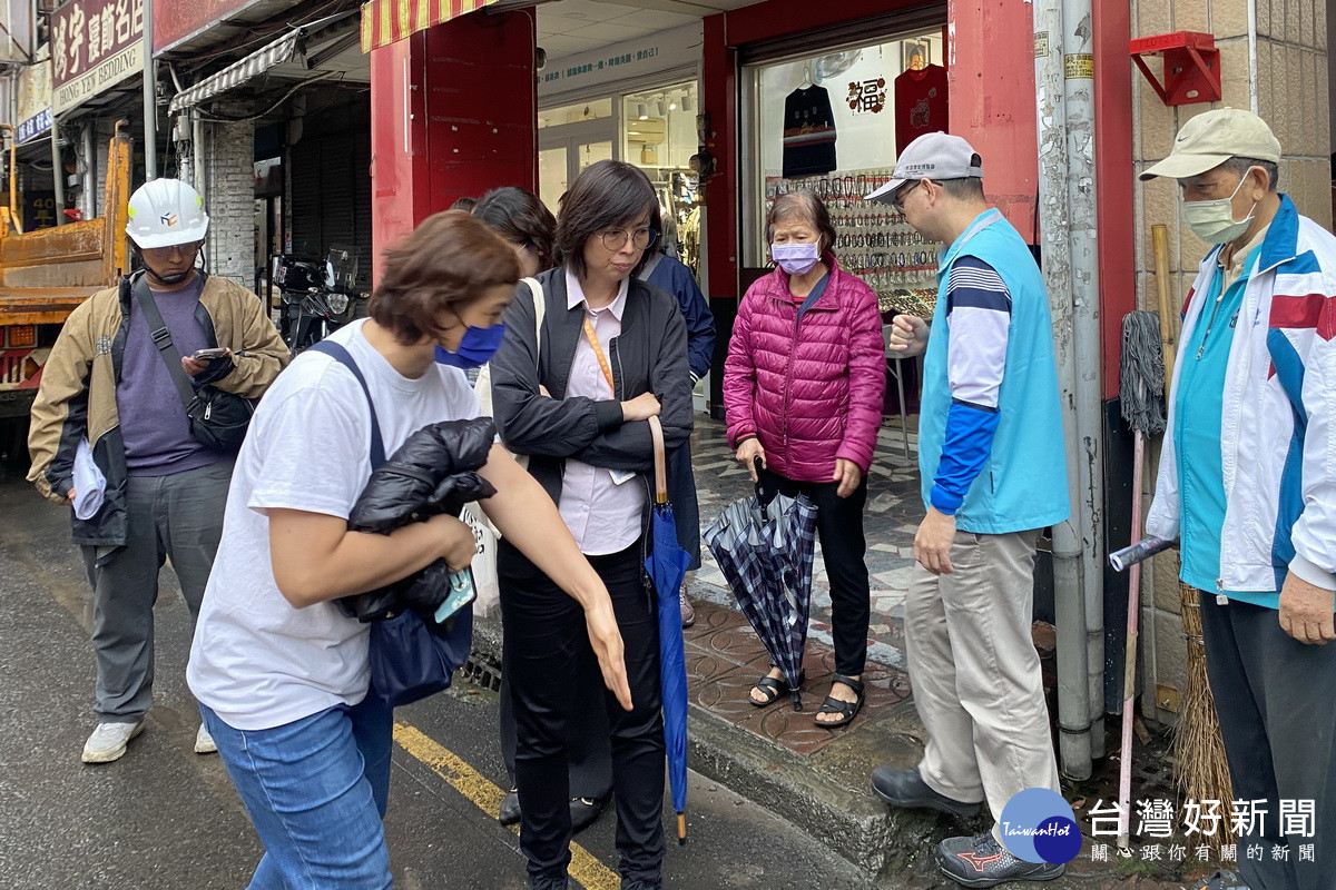 桃園區景福宮周邊人行步道拓寬出現異議，桃市都發局堅持掃除車本惡名持續進行協調。