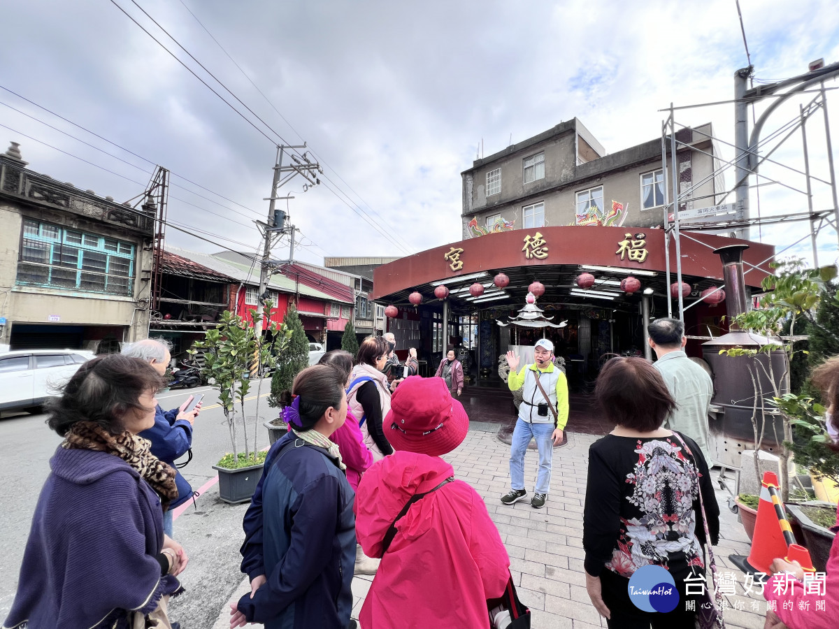 邱鴻春老師帶領下，走讀富岡老街，認識在地大井頭伯公廟來由、呂家聲洋樓、伯公岡車站的歷史。