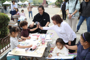 嘉義市立美術館策辦「穿越嘉義公園．一起來寫生」活動，市長黃敏惠到場觀摩小朋友的畫作／嘉義市府提供