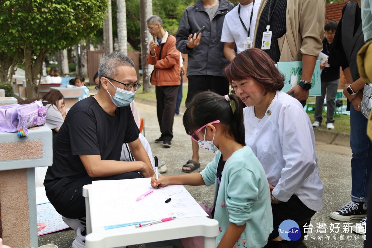 嘉義市立美術館策辦「穿越嘉義公園．一起來寫生」活動，市長黃敏惠到場觀摩小朋友的畫作／嘉義市府提供