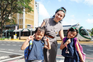 ▲守護學童與行人通行安全，高市府邀親子網紅宣導校園周邊路口停讓。