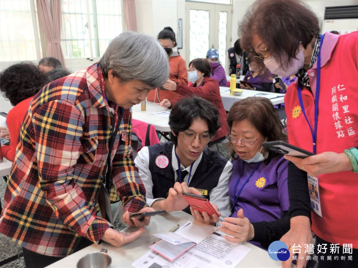 大學志工同學耐心協助長輩用AI做圖。