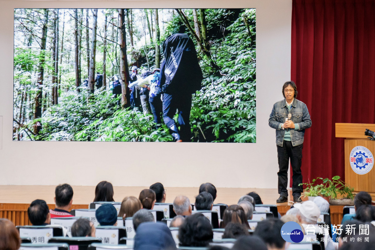 賽夏族知識研究論壇，原民台主播倫敦·伊斯瑪哈善分享合作的「賽夏族百年矮靈祭場及古道的歷史原貌新探勘」尋根紀錄片。