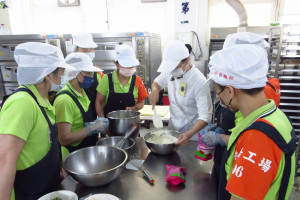 「臺中女子監獄烘焙實作班」學員學習製作各種點心。