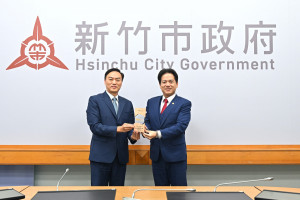 消防局長李世恭於市務會議獻獎，與邱代理市長及市民共享榮耀。