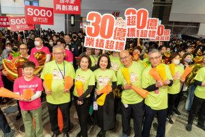 巨城誓師大會，一級主管及後勤夥伴穿上阿Mall T恤帶隊打氣。