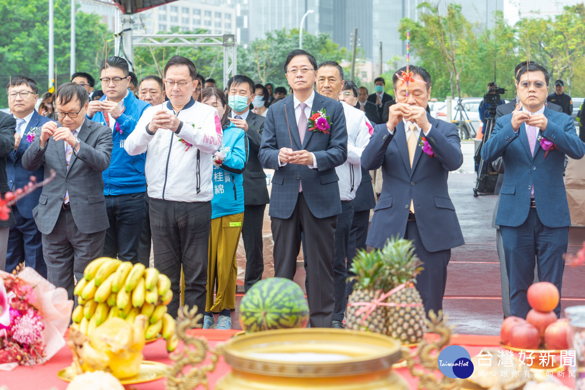 張市長和參與貴賓一同祈求工程順利。<br />
