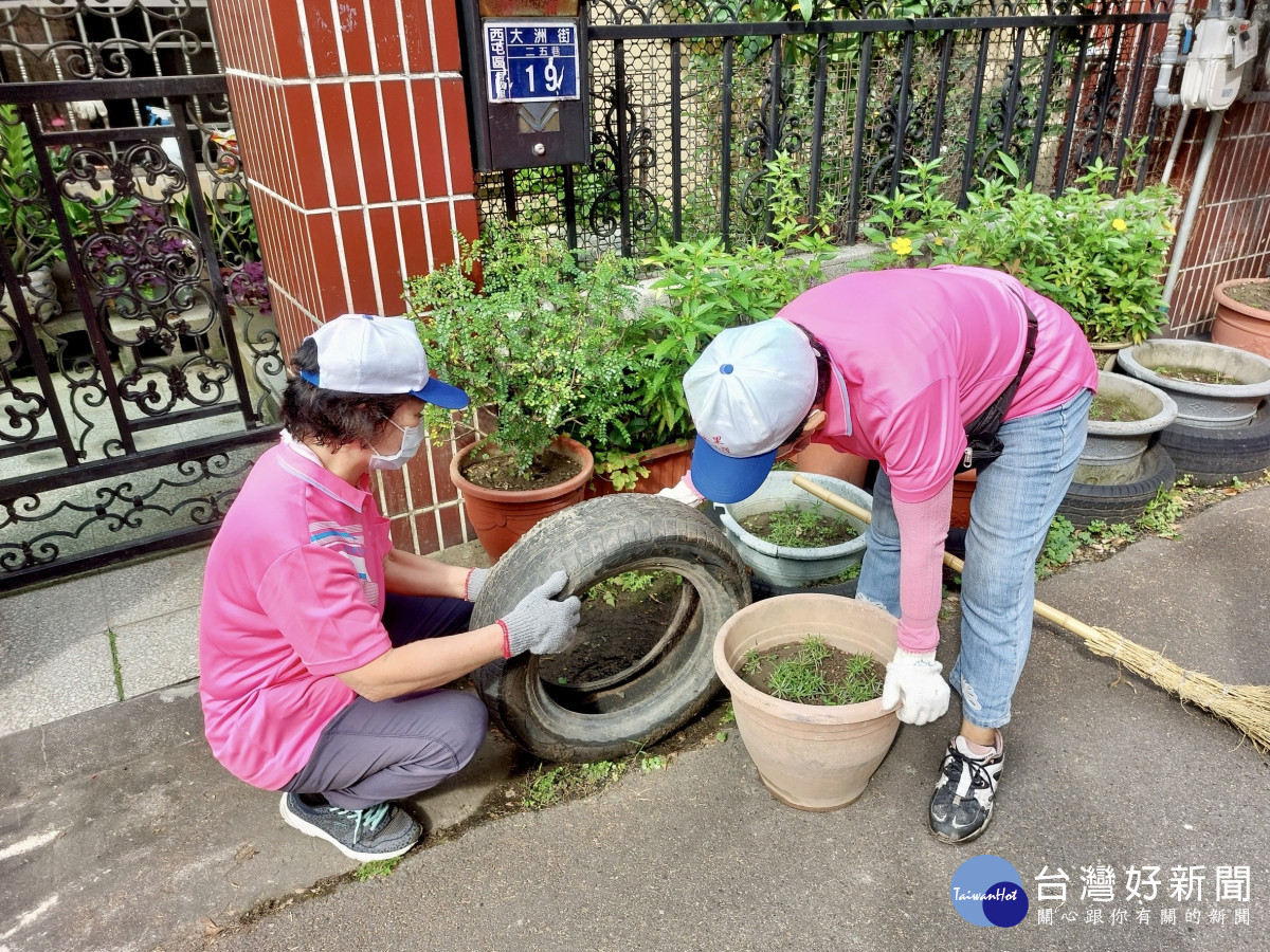 西屯區公所結合社區環保志工進行「巡、倒、清、刷」登革熱防制工作