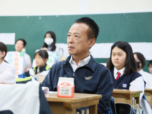 嘉義縣長翁章梁親自前往朴子國中關心學生飲用牛奶狀況／嘉義縣府提供