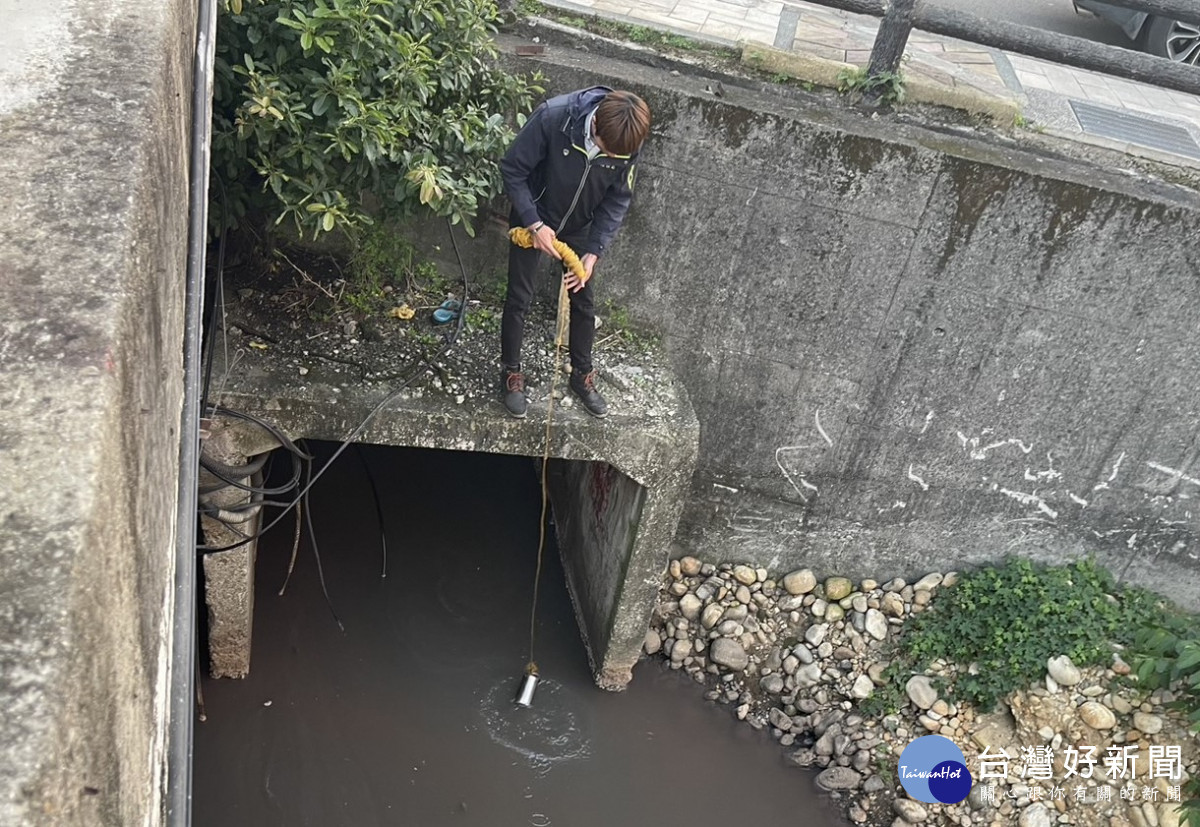 蘆竹區大坑溪遭染紅，桃園市環保局污染監控中心，隨即調派線上稽查人員趕往現場稽查。