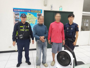 斗六派出所警員巡邏時發現一名年約60歲的男子神色恍惚地坐在人行道旁的椅子上，便將其先帶返派出所安置／林詩涵翻攝