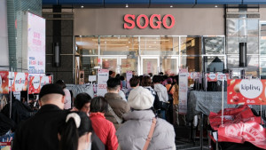 新竹SOGO週年慶熱鬧開打，開門前已有大批民眾排隊等入場。