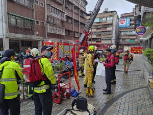 高層火場實兵演練　基隆消防局提升火場應變效能