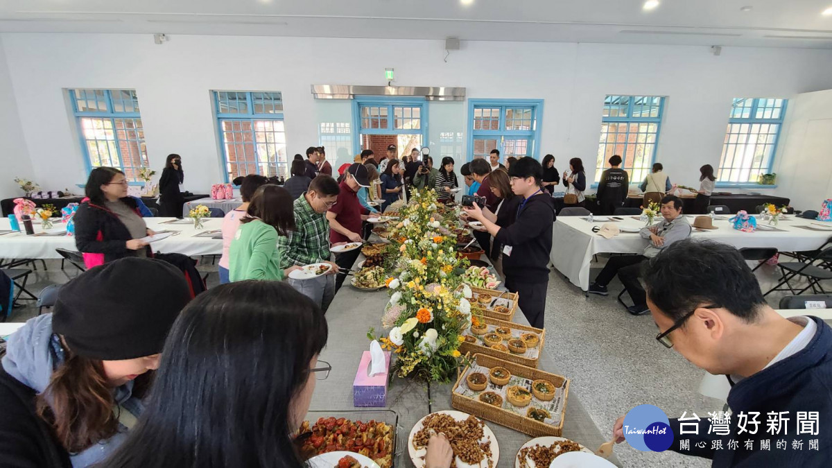 大溪公會堂舉辦一場跨界的「鳳飛大溪」餐桌行動，用最道地的大溪元素共同「記憶大溪」。