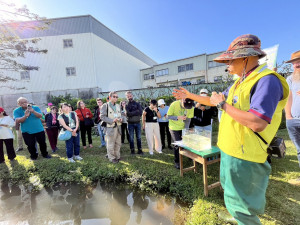 新陽平社大友善農法講師、和平濕地生態協會理事長葉斯澍分享友善農法實作方式。