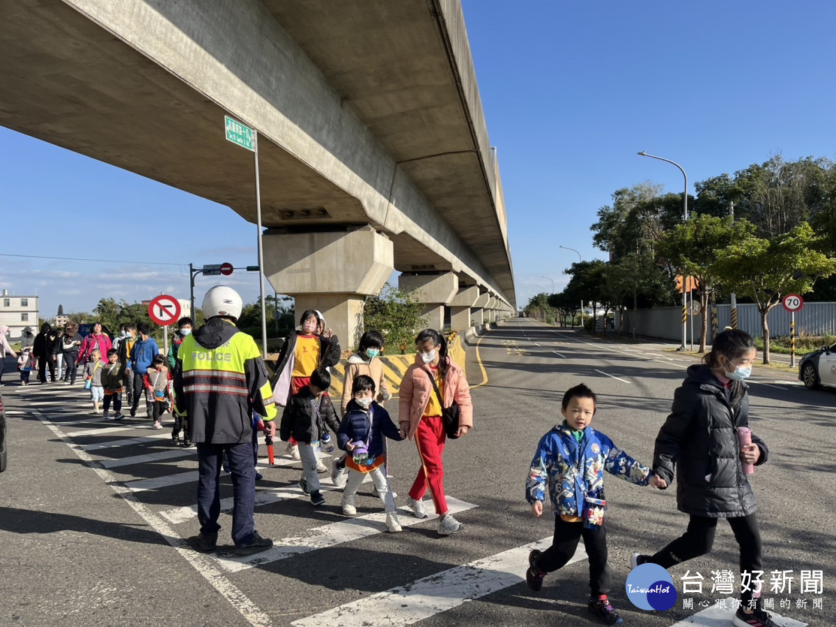 仙草嘉年華校外教學，楊梅警守護學童安全。