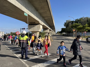 仙草嘉年華校外教學，楊梅警守護學童安全。