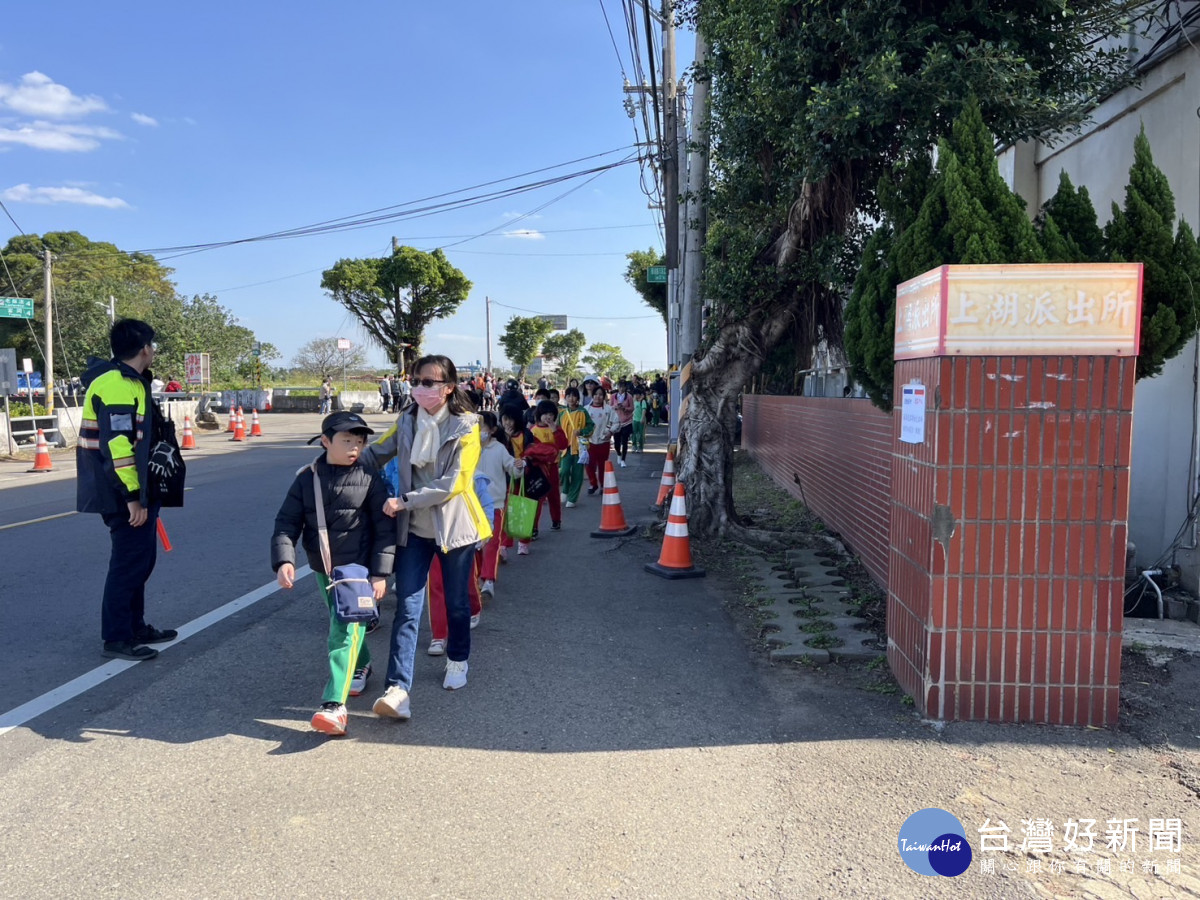 仙草嘉年華校外教學，楊梅警守護學童安全。<br /><br />
