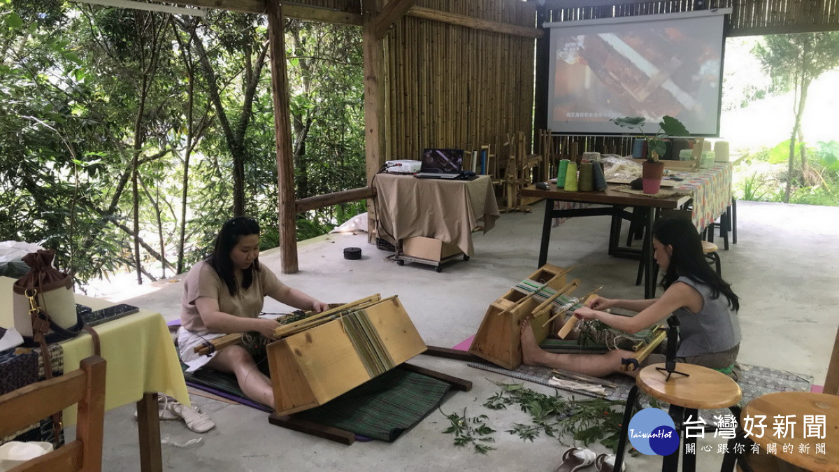 松林社區-結合部落遊程規劃，辦理織布體驗遊程，開放遊客參與。（圖/林業保育署南投分署提供）