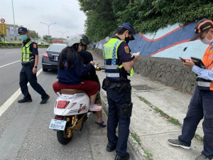 微型電動二輪車掛牌納管全面啟動，桃警加強管理提升道路安全。