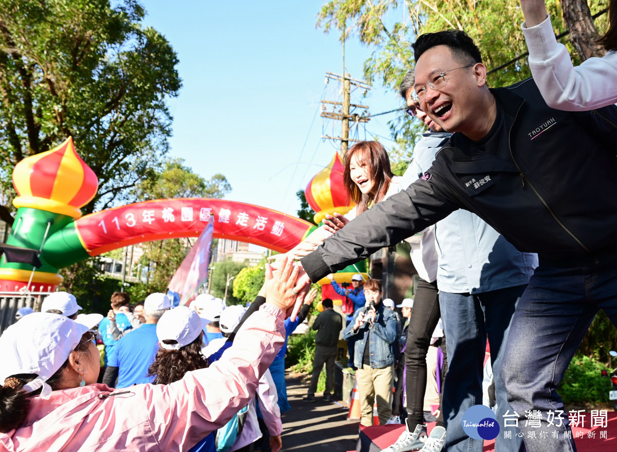 蘇副市長與里民擊掌。<br />
