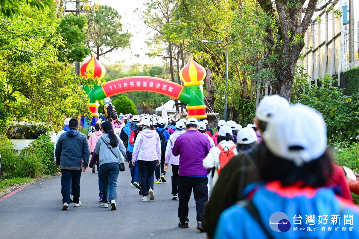 健走活動吸引全區82里4,000餘人參與。