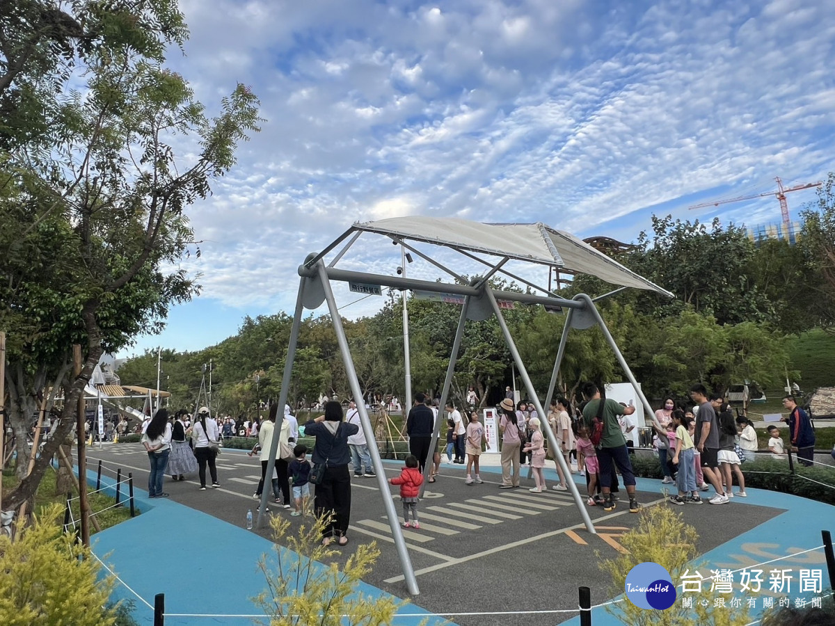 飛行美樂地遊戲場的雙軌滑索、飛碟造型大型攀爬架和超高溜滑梯，深受孩童喜愛。